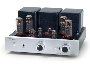 Cayin CS-55A EL34 gümüş tüp entegre stereo amplifikatör, üç çeyrek ön görünüm, fırçalanmış alüminyum ön panel ile iki büyük dairesel düğme, güç düğmesi ve kulaklık çıkışı, gece mavisi üst kısımda dört EL34 lambası, dört küçük lamba ve üç transformatör kapağı taşıyor