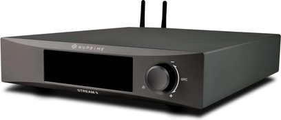 NuPrime Stream 9X sort netværksafspiller, set forfra i trekvart profil med skærm, drejeknap og to bageste antenner