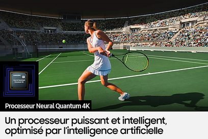 Billedet viser en kvindelig tennisspiller på en græsbane i en stor stadion, hvor hun slår til en bold med sin ketsjer under en kamp
