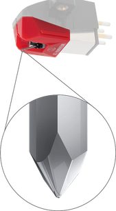 AT-VMN95ML, corpo rosso e nero, connettori metallici dorati, punta diamantata lucidata vista in primo piano, sfondo nero uniforme