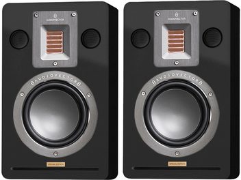 Par AudioVector QR Wall SE surround-højttalersæt i sort, mat sort kabinet, børstet aluminiums topplade med kobberbånd-diskant flankeret af to små runde højttalere, stor central woofer med børstet metalring og horisontal basrefleksport, set forfra