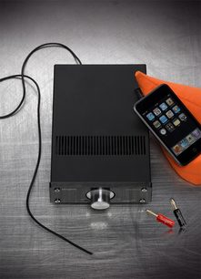 Sort Tangent Ampster stereo hi-fi-forstærker, iPhone, 2 AA-batterier, han-han jackstik-kabel på grå børstet metalagtig baggrund