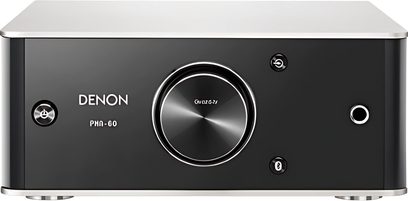 Afdæmpet og elegant front på en kompakt Denon PMA-60 stereoforstærker i sølv, forkromede knapper, blå LED