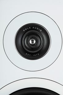 Altavoz Polk Audio R500 blanco, vista frontal cercana, altavoz circular negro en el centro rodeado de blanco