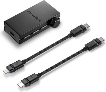 Přenosný audio konvertor Astell&Kern AK-HB1 v matné černé barvě, 2 černé opletené USB-C kabely, obdélníkový kryt, pohled shora