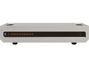 Amplificator hi-fi Roksan Caspian 4G argintiu, fațadă minimalistă cu bară neagră și leduri portocalii orizontale