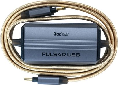 Cavo USB Silent Power by ifi Audio Pulsar USB, con guaina intrecciata dorata avvolta attorno a un involucro grigio