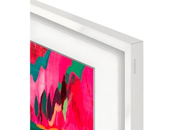 Rámeček Samsung The Frame 65 palců v bílém matném kovovém provedení, pohled ze šikmého úhlu na pravý horní roh s vnitřním zkoseným okrajem a vyraženým logem na boční hraně