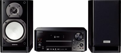 Onkyo CS-925 Hi-Fi mini-anlæg bestående af to sorte højttalere, en CD-afspiller med LCD-skærm og en sort subwoofer