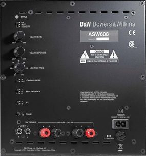 Bowers & Wilkins ASW608 sort baskabin, bagfra, tilslutninger og justeringer, logo, advarselsmærkat