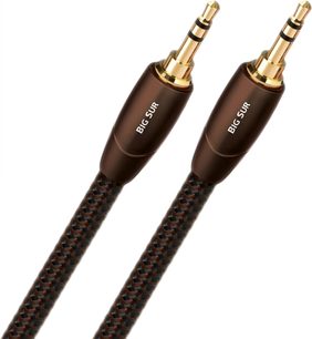 Nærbilde av Audioquest Big Sur 3,5 mm mini-jack til jack-kabel 0,15 m, svart og brun flettet nylonstrømpe, rette mørkebrune metallkontakter med gullbelagte plugger