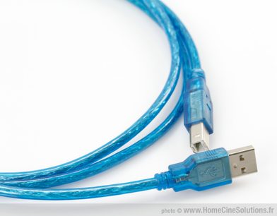 Gennemsigtig blå Initial USB-kabel med gennemsigtig blå USB type A-hanstik, tæt optagelse på hvid baggrund