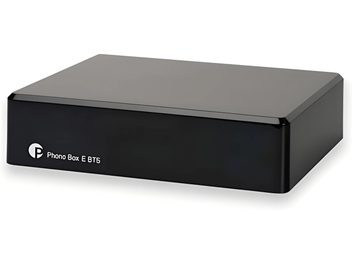 Preamplificador fono Pro-Ject Phono Box E BT5 negro, caja rectangular mate, logotipo y nombre en blanco en la parte frontal