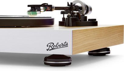 Giradischi hi-fi Roberts Stylus Luxe, corpo in legno chiaro e frontale bianco, piatto nero, braccio di lettura in carbonio nero con testina verde, piedi ammortizzanti neri, vista in tre quarti anteriore dal basso