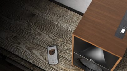 Bezdrátová chytrá reproduktorová soustava Klipsch The Nines v ořechovém provedení, detailní pohled z úhlu, texturovaný dřevěný povrch, ovládací panel