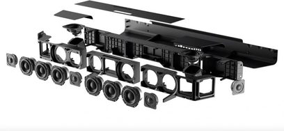 Černý soundbar Sennheiser AMBEO Soundbar Max, pohled zepředu, s 13 viditelnými reproduktory a centrálním LED displejem