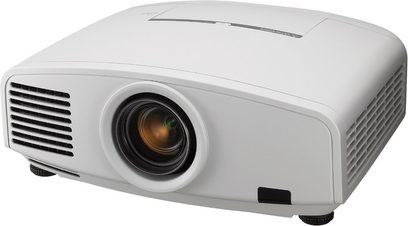 Mitsubishi WD2000 hvid videoprojektor, set forfra og let fra siden, decentreret objektiv, ventilationsriste, kontrolpanel på toppen