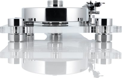 Hi-Fi vinylový přehrávač Transrotor Bellini RB330 v leštěném chromu a průhledném akrylu, pohled zepředu, s kruhovým leštěným talířem, dvojitým světlým šasi a kovovými válcovými nohami, rameno s čtecí hlavou namontované vpravo