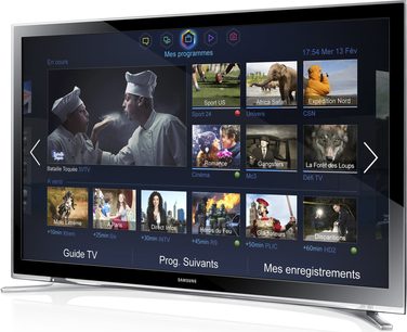 Samsung UE32F4500 tv der viser en menu med tv-programmer med miniaturebilleder af udsendelser, set forfra i nærbillede