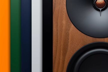 Licht houten hifi-luidspreker met zwarte speakers, oranje, groene, blauwe, grijze en zwarte frontpanelen links uitgelijnd