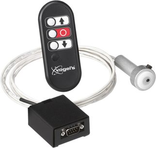 Bezdrátový vysílač Vogel's 360 IR Remote v černé barvě, pohled zepředu a z boku, se šipkovými tlačítky, červeným kruhem a konektorem