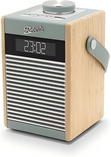 Radio da tavolo Roberts Rambler Midi color cielo in custodia di legno chiaro con frontale a griglia metallizzata orizzontale, display digitale nero, ghiera circolare superiore e cinghia laterale in plastica blu anatra, vista tre quarti frontale