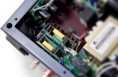 Amplificatore hi-fi a valvole PrimaLuna Evo 300 integrato nero, vista interna dei componenti elettronici e valvole su telaio metallico