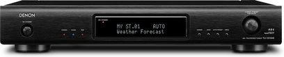 Denon TU-1500AE sort tuner, frontpanel med LCD-skærm der viser "MY ST.01 AUTO Weather Forecast", set forfra i centreret billede