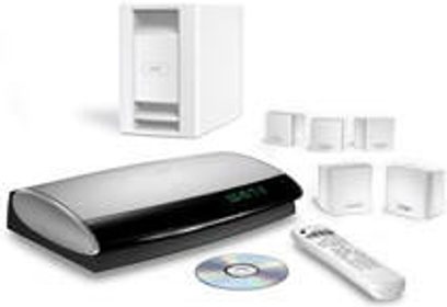 System kina domowego Bose Lifestyle 18 składający się z odtwarzacza CD, 5 białych głośników sześciennych i pilota zdalnego sterowania