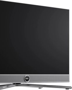 Плоскоекранний телевізор Loewe Vega 32 чорного кольору, тонка рамка зі сріблястою панеллю динаміка спереду