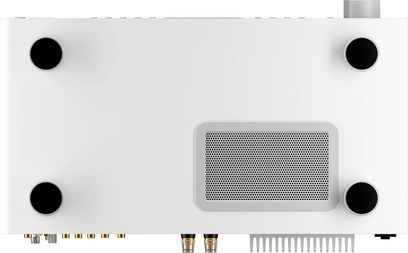 Altavoz rectangular blanco con rejilla negra en el centro, 4 altavoces circulares negros en las esquinas y conexiones en la parte trasera