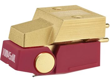 Audio Technica AT-VM745xML hi-fi element, driekwart vooraanzicht van links, bovenkant met goudkleurig, getextureerd metaal, matrode kunststof basis met zijdelingse schijf en vergulde aansluitpennen