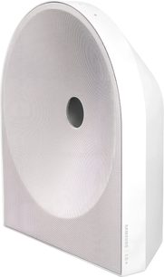 Speaker connesso Samsung HW-LS51H bianco, facciata traforata ad arco con apertura centrale, vista di tre quarti
