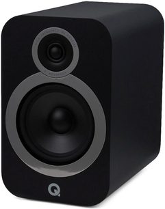 Reproduktorová knihovna Q Acoustics 3030i v černé barvě, detailní pohled zepředu, kulaté reproduktory v matné černé a šedé barvě