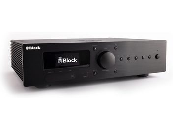 Ampli hi-fi stereo Block VR-120 siyah fırçalanmış alüminyum, üç çeyrek ön görünüm, sol tarafta dikdörtgen ekranlı ön panel, sağ merkezde büyük ses düğmesi, yuvarlak küçük düğmeler sırası, alt kısımda jack ve USB portları, sağ yanında havalandırma kanatçıkları bulunan