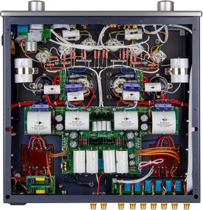 PrimaLuna EVO 300 sort præforstærker, set indefra forfra, med synlige elektroniske komponenter og vakuumrør