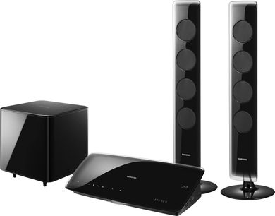 Samsung HT-BD7200 hjemmebiograf-system med subwoofer, 2 gulvhøjttalere og Blu-ray-afspiller, set forfra