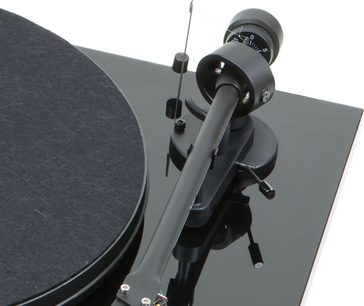 Pro-Ject Essential II Digital sort lakeret pladespiller, set fra siden. Mat sort tonarm med modvægt og pickup