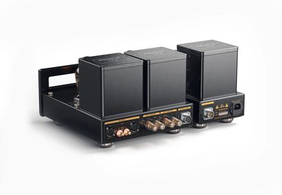 Preamplificador de auriculares de alta fidelidad Cayin HA-300MK2 en metal negro mate, vista trasera en tres cuartos mostrando tres bloques de transformadores rectangulares y una fila de conexiones XLR, RCA, terminales dorados y toma de corriente