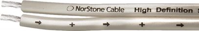 Hvid Norstone Cable High Definition SV250-kabel, sorte markeringer, metalstik i enderne, nærbillede