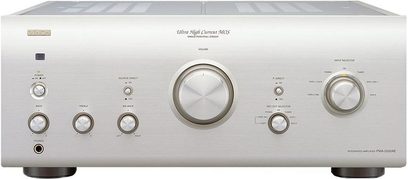 Denon PMA-2000AE Stereo-Hi-Fi-Verstärker, Frontansicht, silberne Frontblende mit Tasten, Reglern und Anschlüssen an der Vorderseite, zwei große zentrale Drehregler