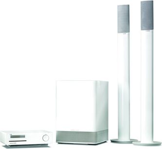 Hvid Harman Kardon HS 200 hjemmebiografsystem bestående af 5 højttalersøjler og en kubisk basreflekskabinet