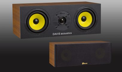 Centralny głośnik Davis Acoustics Centrale 3D w kolorze orzechowym, 2 żółte głośniki średniotonowe, czarny tweeter, front i boki z drewna
