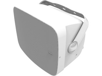 Caixa acústica de exterior Klipsch PSM-800-T branca, vista em três quartos com grade frontal e suporte de parede