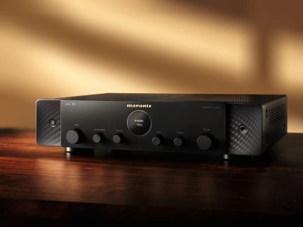 Integrovaný zesilovač Marantz Model 70 černý, čelní pohled s centrálním displejem a otočnými ovladači