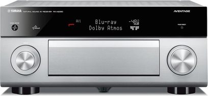 Yamaha RX-A2050 titano namų kino stiprintuvas, priekinis vaizdas, mėlynas ekranas, sidabriniai sukamieji rankenėlės, pilkos metalizuotos priekinės dalies išvaizda