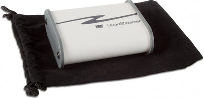 HRT HeadStreamer audio DAC-konverter, rektangulært lyst gråt metalkabinetdesign, placeret på sort pung, set ovenfra