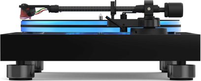 Hi-fi pladespiller Reloop TURN 7 i sort lak, set forfra, sort tonarm, blå pladespindel, knapper og drejeknap