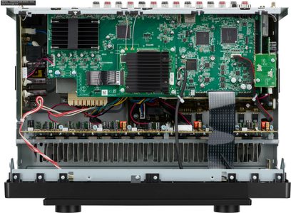 Åbent Marantz Cinema 60 DAB Serie 2 hjemmebiografforstærker, indvendig visning af elektroniske kredsløbskort og køleplader