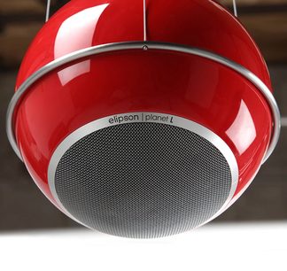 Diffusore sferico rosso e bianco Elipson Planet L sospeso da un supporto metallico circolare a griglia, visto dal basso